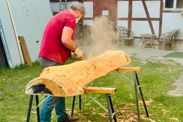 Arbeitseinsatz am 09. April – Neue Eichen-Bänke für das Werra-Ufer